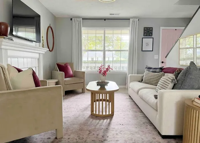 Cozy Cottage Near Beach & Downtown Dog Friendly